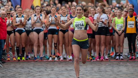 Die schwangere Gesa Krause wink beim Silvesterlauf in Trier ins Publikum