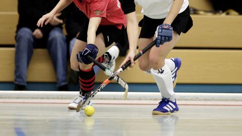 Zweikampf um die Hockeykugel.