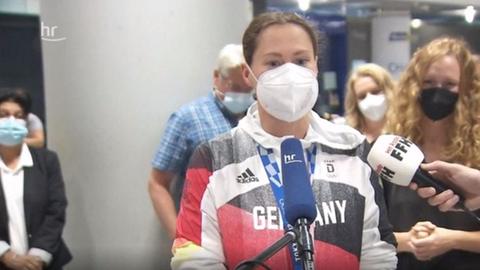 Sarah Köhler am Frankfurter Flughafen