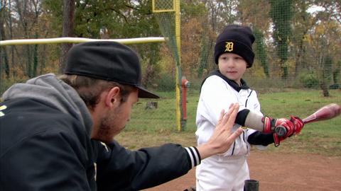 Mikka, das Baseball-Talent aus Darmstadt, übt seinen Schlag.