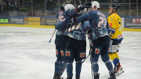 Die Kassel Huskies jubeln nach einem Treffer gegen die Lausitzer Füchse