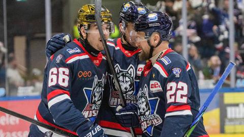 Spieler der Kassel Huskies jubeln gemeinsam.