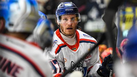 Joel Keussen in Teamkleidung der Kassel Huskies