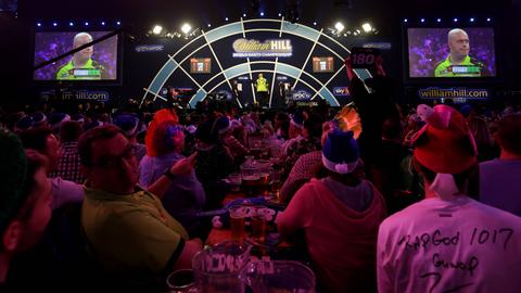 Fans im Alexandra Palace in London schauen ein Darts-Match