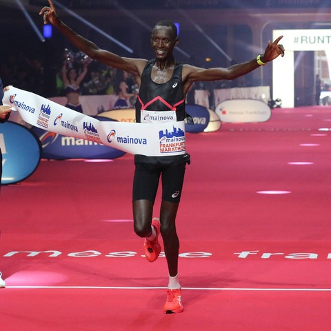 Brimin Misoi gewinnt den Frankfurt Marathon