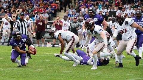 Galaxy-Quarterback Jakeb Sullivan geht zu Boden.