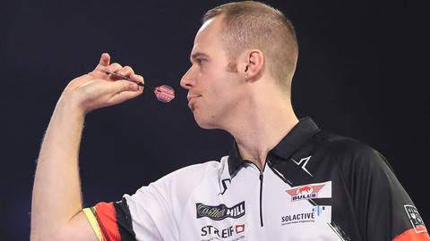 Darts-Profi Max Hopp in Aktion