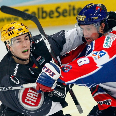 Zwei Eishockey-Spieler prügeln sich.