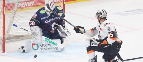 Die Löwen Frankfurt bei den Eisbären Berlin