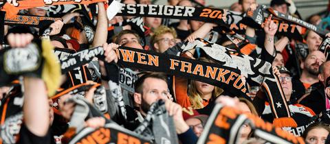Fans der Löwen Frankfurt recken ihre Schals in die Höhe