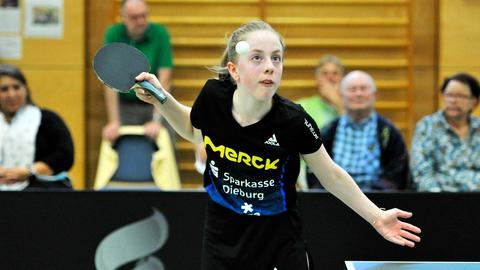 Josi Neumann beim Aufschlag während des Tischtennisspiels.