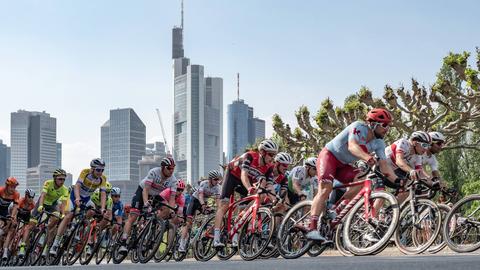 Radprofis vor der Frankfurter Skyline