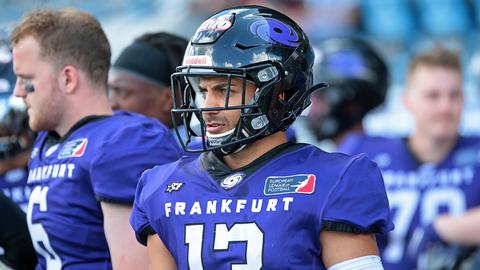 Wide Receiver Marvin Rutsch steht in voller Montur an der Seitenlinie