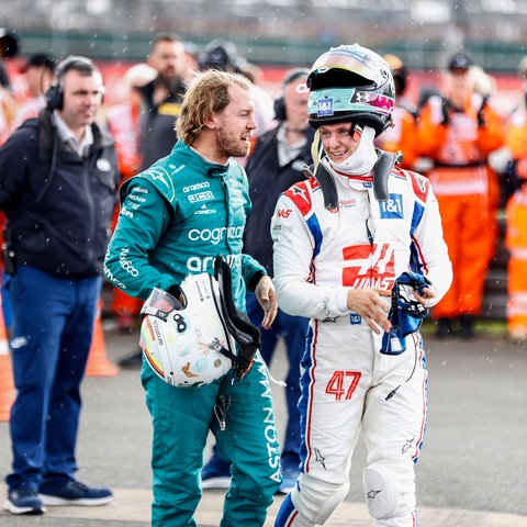 Sebastian Vettel und Mick Schumacher unterhalten sich nach einem Rennen