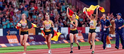 Die deutsche Frauen-Staffel feiert mit Deutschland-Fahnen ihren Triumph bei der EM