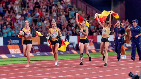 Die deutsche Frauen-Staffel feiert mit Deutschland-Fahnen ihren Triumph bei der EM