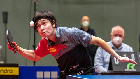 Yuta Tanaka beim Aufschlag an der Tischtennis-Platte