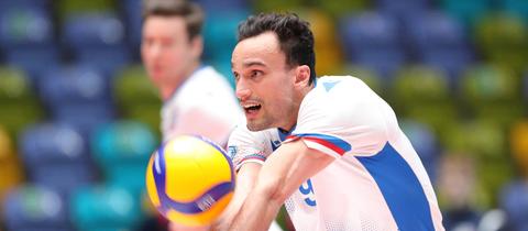 Max William Staples von den United Volleys Frankfurt pritscht einen Ball