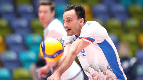 Max William Staples von den United Volleys Frankfurt pritscht einen Ball
