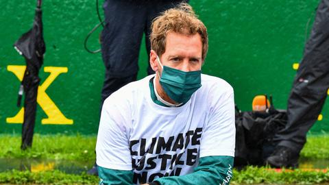 Sebastian Vettel träfgt ein T-Shirt mit der Aufschrift "Climate Justice Now"