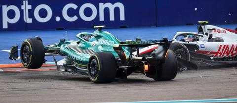 Die Formel-1-Wagen von Vettel und Schumacher kollidieren.