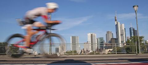 Ein Radfahrer beim Ironman Frankfurt