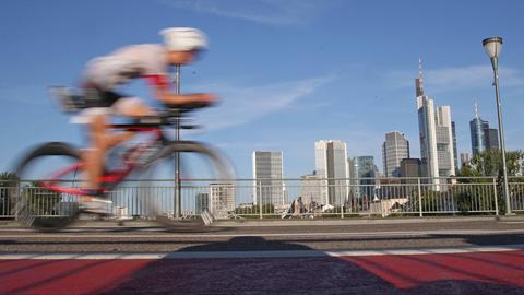 Ein Radfahrer beim Ironman Frankfurt