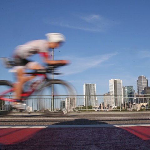 Ein Radfahrer beim Ironman Frankfurt