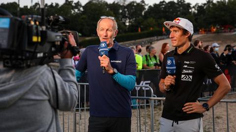 Moderator Ralf Scholt und Ironman-Experte Sebastian Kienle vor einer TV-Kamera