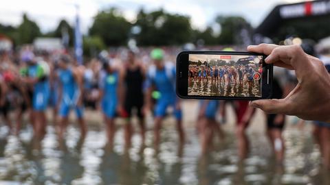 Schwimmer beim Start des Ironman