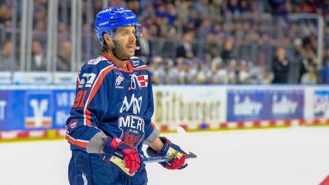 Joe Cramarossa im blauen Trikot der Adler Mannheim