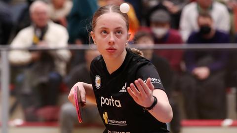 Josi Neumann beim Aufschlag an der Tischtennis-Platte
