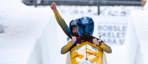 Kim Kalicki und Leonie Fiebig jubeln im Ziel.