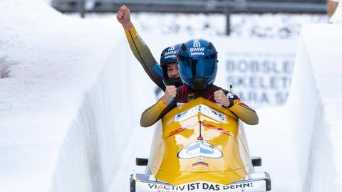 Kim Kalicki und Leonie Fiebig jubeln im Ziel.