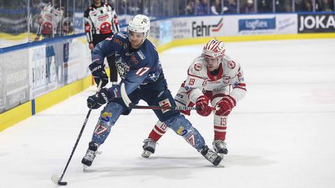 Die Spieler von Kassel und Bad Nauheim kämpfen um den Puck.