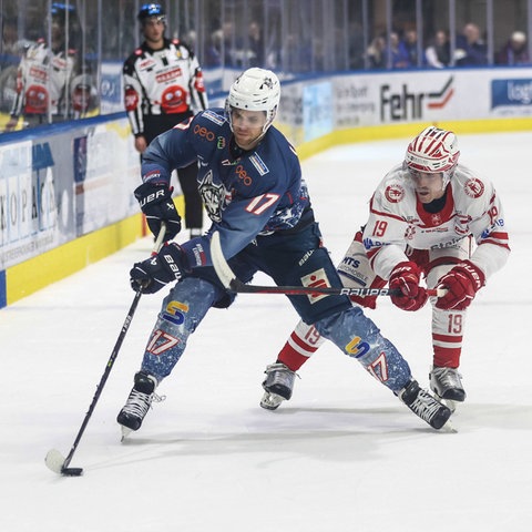 Die Spieler von Kassel und Bad Nauheim kämpfen um den Puck.