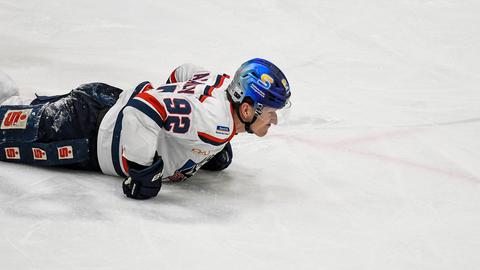 Stephen MacAulay (Spieler der Kassel Huskies) liegt mit dem Bauch auf dem Eis.