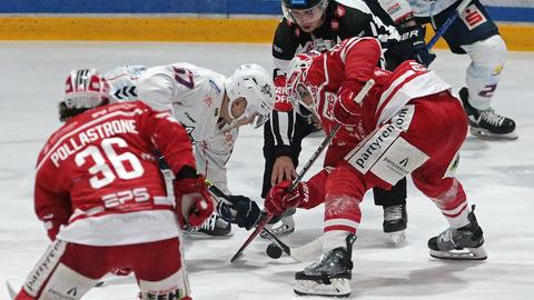 Die Spieler der Kassel Huskies und des EC Bad Nauheims stehen sich auf dem Eis gegenüber.