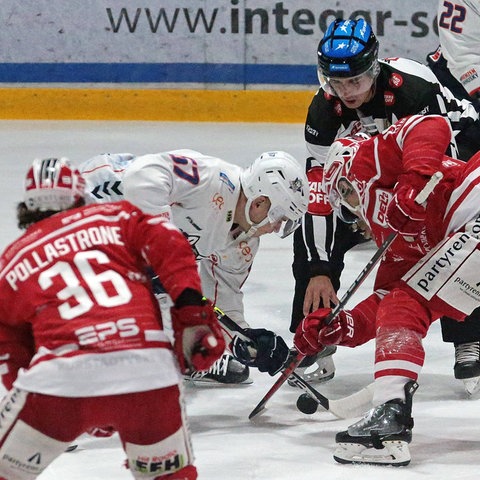Die Spieler der Kassel Huskies und des EC Bad Nauheims stehen sich auf dem Eis gegenüber.