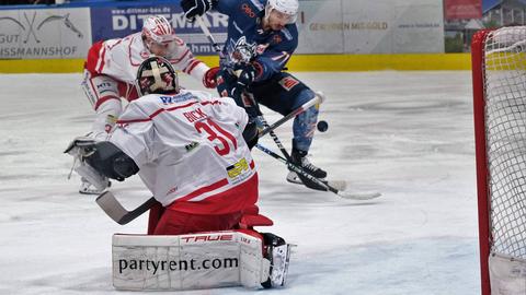 Tristan Keck (Kassel) vor dem Bad Nauheimer Torwart Felix Bick.