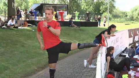Ein Para-Athlet dehnt sich biem LA-Meeting in Wetzlar.