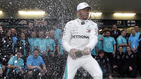 Lewis Hamilton feiert seinen Überraschungssieg und die WM-Führung.