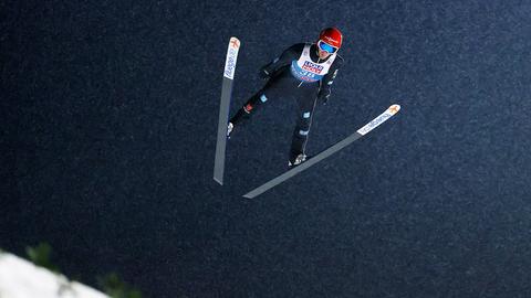 Stephan Leyhe bei seinem Sprung im Regen von Bischofshofen.