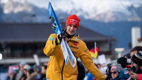Stephan Leyhe trägt seine Skier