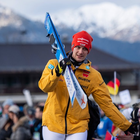 Stephan Leyhe trägt seine Skier