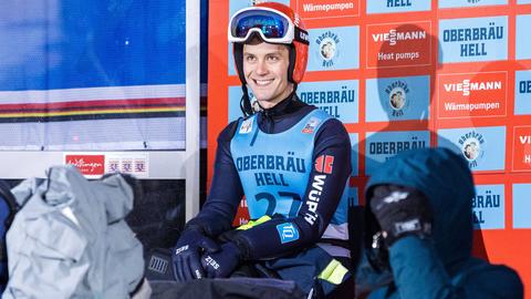 Stephan Leyhe grinst in die Kamera und hat Ski-Helm auf.