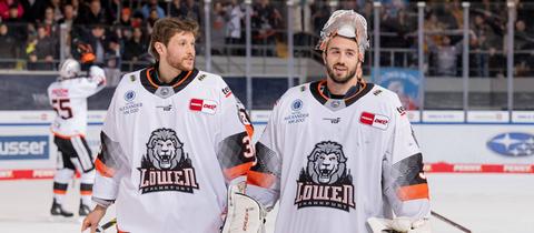 Callum Booth (Torwart, Loewen Frankfurt, 33) und Jake Hildebrand (Torwart, Loewen Frankfurt, 30)