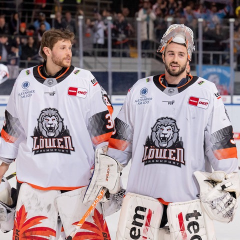 Callum Booth (Torwart, Loewen Frankfurt, 33) und Jake Hildebrand (Torwart, Loewen Frankfurt, 30)