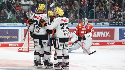 Die Löwen Frankfurt bejubeln das 2:0 in Augsburg