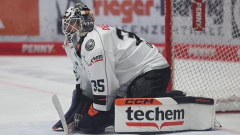 Löwen-Keeper Joseph Cannata sitzt enttäuscht auf dem Eis.